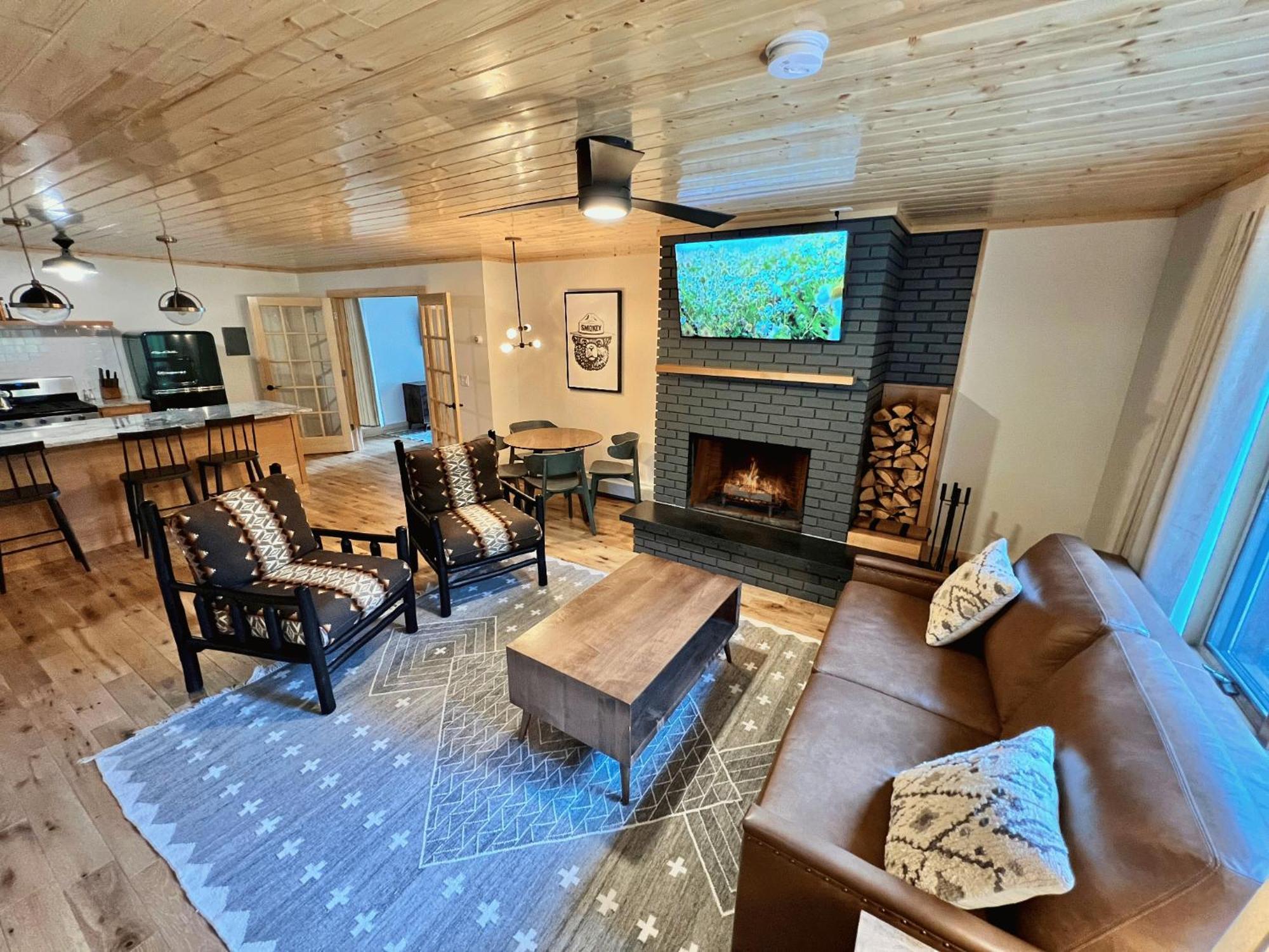 Inn Thomsonite On Superior Grand Marais