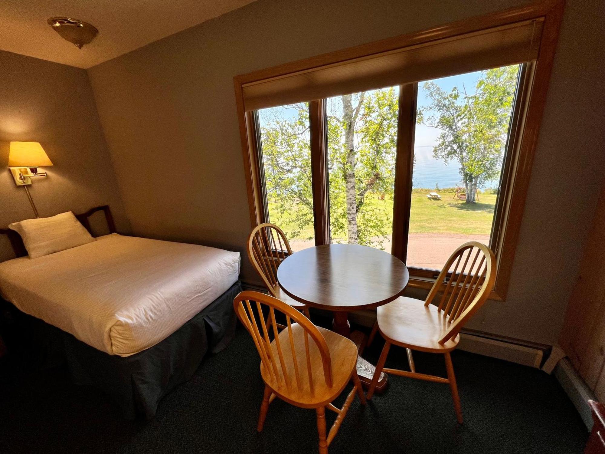 Inn Thomsonite On Superior