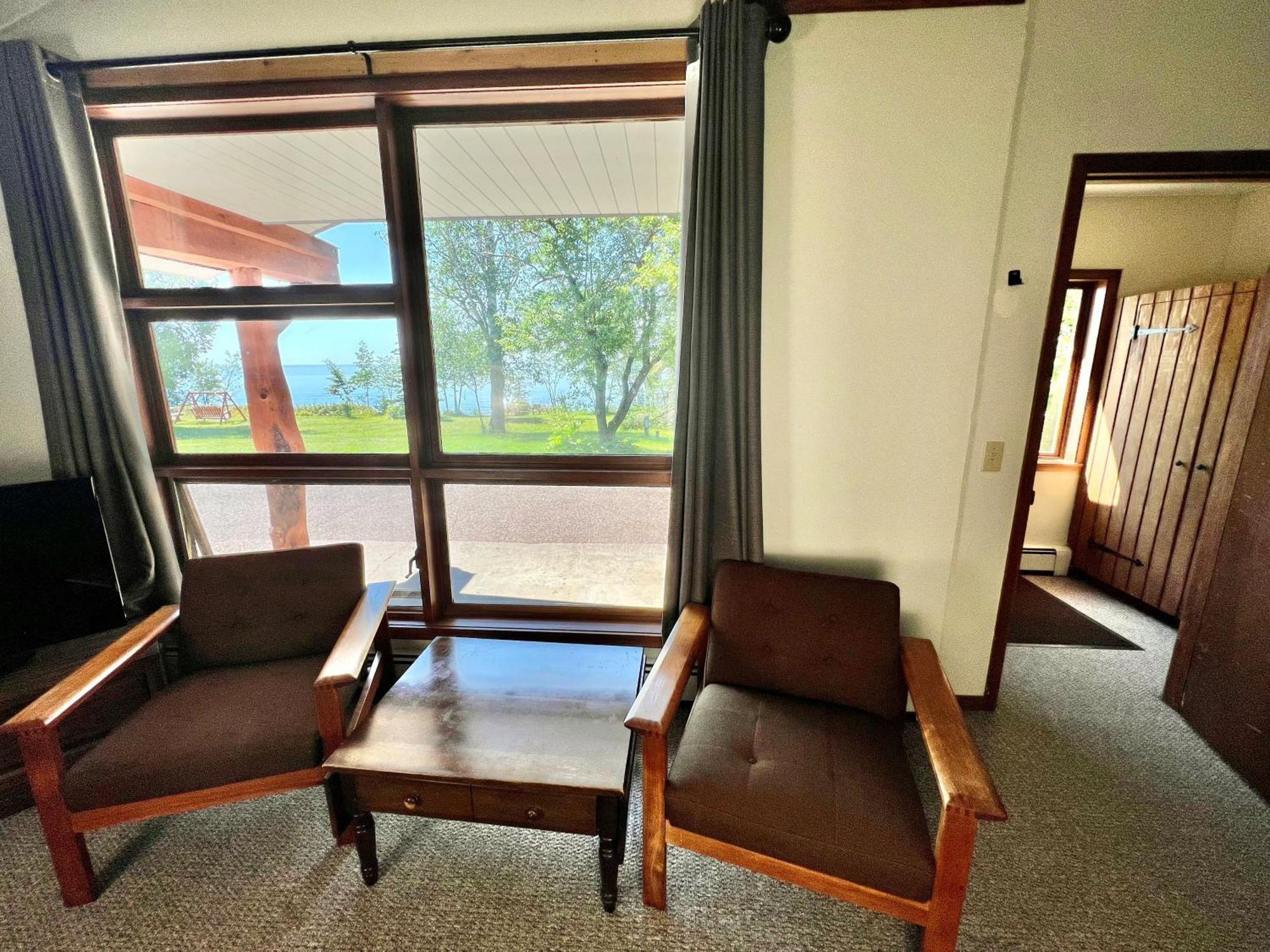 Inn Thomsonite On Superior